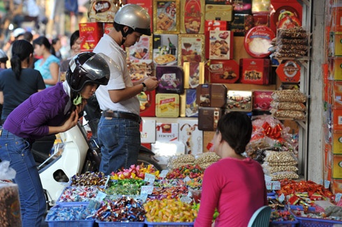 Thành phố trang hoàng đón xuân tại khu vực Hồ Hoàn Kiếm. Chị công nhân chăm sóc hoa tại vườn hồng. Đào được chở tấp nập trên đường phố. Hai cô gái dạo chơi chợ hoa Hàng Lược. Chợ hoa mới trên đường Lạc Long Quân tưng bừng trong nắng xuân. Hoa tươi được lung linh trong nắng tại một gian hàng chợ Quảng An. Phố Hàng Mã đông nghẹt người và xe. Năm Canh Dần chọn con hổ bằng giấy về treo có giá 90.000 đ. Anh Dũng ở Cầu Giấy đi mua hai cành đào giá 550.000 đồng. Đôi bạn trẻ đi tìm mua đồ trang trí trong nhà. Phố bánh kẹo Hàng Buồm nhộn nhịp khách. Rửa lá dong gói bánh chưng tại một gia đình ở quận Tây Hồ.