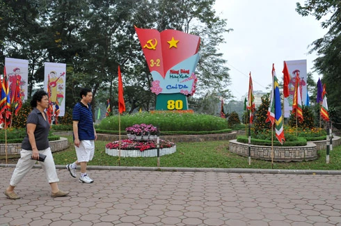 Thành phố trang hoàng đón xuân tại khu vực Hồ Hoàn Kiếm. Chị công nhân chăm sóc hoa tại vườn hồng. Đào được chở tấp nập trên đường phố. Hai cô gái dạo chơi chợ hoa Hàng Lược. Chợ hoa mới trên đường Lạc Long Quân tưng bừng trong nắng xuân. Hoa tươi được lung linh trong nắng tại một gian hàng chợ Quảng An. Phố Hàng Mã đông nghẹt người và xe. Năm Canh Dần chọn con hổ bằng giấy về treo có giá 90.000 đ. Anh Dũng ở Cầu Giấy đi mua hai cành đào giá 550.000 đồng. Đôi bạn trẻ đi tìm mua đồ trang trí trong nhà. Phố bánh kẹo Hàng Buồm nhộn nhịp khách. Rửa lá dong gói bánh chưng tại một gia đình ở quận Tây Hồ.