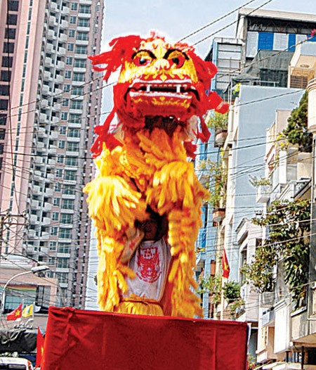 Lân được liệt vào tứ linh, mang lại điều may. Đầu năm rước lân là đón lộc về nhà, về phố Lân được liệt vào tứ linh, mang lại điều may. Đầu năm rước lân là đón lộc về nhà, về phố