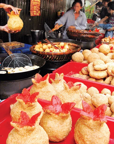 Bánh mè chiên trái lựu bán trên đường Trần Hưng Đạo B