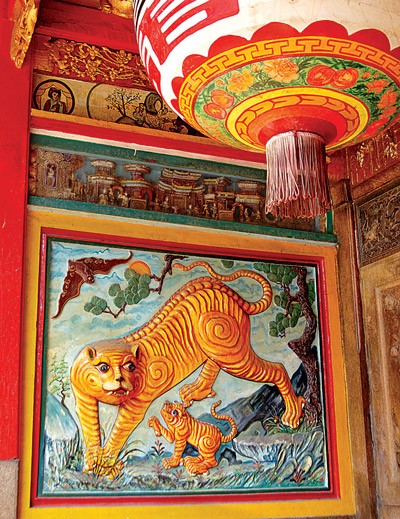 Bức phù điêu thờ “ông ba mươi” ở chùa Bà, đường Nguyễn Trãi, quận 5 Bức phù điêu thờ “ông ba mươi” ở chùa Bà, đường Nguyễn Trãi, quận 5