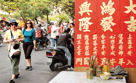 Câu đối, liễn bày bán trong dịp tết ở Chợ Lớn