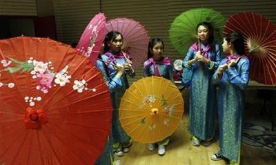 Nhóm múa Hong Bang đứng ở hậu trường sân khấu