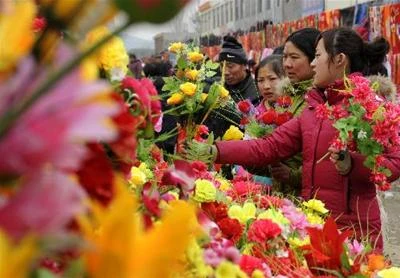 Người dân Tế Nam mua hoa nhựa để bày biện trong nhà Mua quần áo mới... diện Tết Thị trường cá sôi động bắt đầu từ ngày “Ông Công Ông Táo” Một phụ nữ rạng rỡ khoe vật trang trí ngày Tết trên tay Một công dân nhí ở Tứ Xuyên được mẹ đưa đi sắm tết Nhu cầu thực phẩm trước Tết tăng đột biến Hăm hở chọn đèn lồng Một cửa hàng bán đèn lồng, câu đối ở Hà Nam Mứt, hạt dưa, bánh kẹo... là những thứ không thể thiếu để đãi khách trong dịp tết. Đường phố Trung Quốc tấp nập người mua sắm