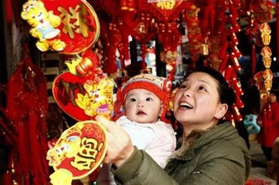 Người dân Tế Nam mua hoa nhựa để bày biện trong nhà Mua quần áo mới... diện Tết Thị trường cá sôi động bắt đầu từ ngày “Ông Công Ông Táo” Một phụ nữ rạng rỡ khoe vật trang trí ngày Tết trên tay Một công dân nhí ở Tứ Xuyên được mẹ đưa đi sắm tết Nhu cầu thực phẩm trước Tết tăng đột biến Hăm hở chọn đèn lồng Một cửa hàng bán đèn lồng, câu đối ở Hà Nam Mứt, hạt dưa, bánh kẹo... là những thứ không thể thiếu để đãi khách trong dịp tết. Đường phố Trung Quốc tấp nập người mua sắm