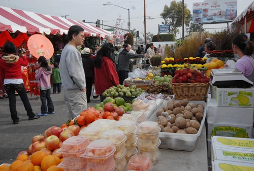 Một góc chợ tết ở trung tâm Little Sài Gòn