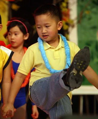 Brian Le, 7 tuổi, nhảy cùng các bạn trong tiết mục văn nghệ mừng năm mới