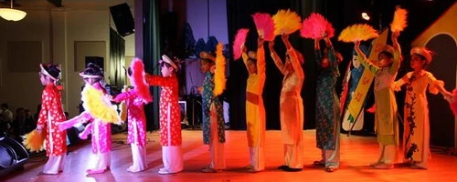 Các bạn nhỏ biểu diễn múa quạt