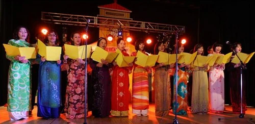 Dàn đồng ca hát những bài tiếng Việt mừng năm mới