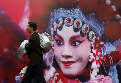 Ảnh chụp tại nhà ga ở Quảng Châu, tỉnh Quảng Đông ngày 6-2. Dự kiến có khoảng 2,54 tỉ người đi lại trong 40 ngày sắp tới tại Trung Quốc - Ảnh: Reuters