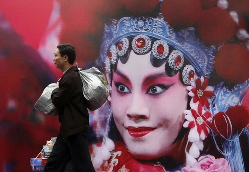 Ảnh chụp tại nhà ga ở Quảng Châu, tỉnh Quảng Đông ngày 6-2. Dự kiến có khoảng 2,54 tỉ người đi lại trong 40 ngày sắp tới tại Trung Quốc - Ảnh: Reuters