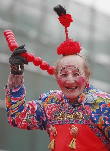 Một người biểu diễn nghệ thuật truyền thống tại Bắc Kinh mừng năm mới ngày 7-2-2010 - Ảnh: Reuters