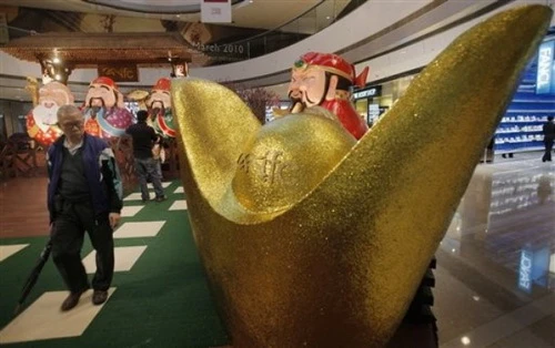 Cửa hàng ở Hong Kong cũng trang trí rực rỡ vào ngày 7-2 - Ảnh: AP