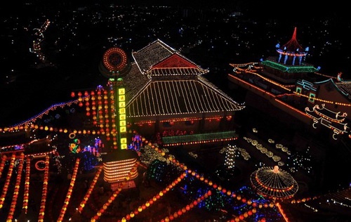 Cảnh ngôi chùa Kek Lok Si trên đảo Penang (Malaysia) được trang trí hơn 10.000 đèn lồng và 230.000 bóng đèn trang trí để chào đón năm mới - Ảnh: Reuters