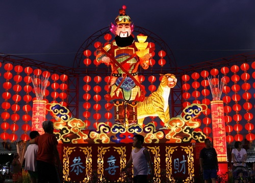 Nơi ở của người dân Singapore cũng được trang hoàng lộng lẫy với hình ảnh Thần tài - Ảnh: Reuters