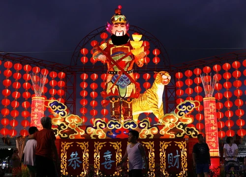 Nơi ở của người dân Singapore cũng được trang hoàng lộng lẫy với hình ảnh Thần tài - Ảnh: Reuters