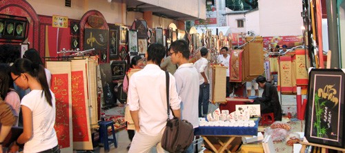 Anh "đồ" sinh viên đang "múa bút" rất điêu luyện Cụ "đồ" Mai Trợ (80 tuổi) luôn đông khách không chỉ bởi cụ viết chữ Nho mà hình ảnh giống "ông đồ" xưa hơn Anh, chị "đồ" trẻ luôn có những sáng tạo mới khiến các bạn trẻ rất thích thú Phố "ông Đồ" đã có lác đác vài lượt khách tham quan. ... và đặt viết những câu đối cho riêng mình. Teen "đồ" Hoàng hiện đang học lớp 11, trường Phú Nhuận bên những sản phẩm rất bắt mắt của chính mình làm ra ...hình ảnh oai vệ của Hổ xuất hiện rất nhiều trên phố Ông Đồ Câu đối đỏ đầy ý nghĩa với nét bút thư pháp sẽ làm cho không gian nhà bạn thêm phần sang trọng hơn trong những ngày tết. Trang phục ngày càng phong phú, đẹp hơn Nhộn nhịp phố ông đồ Sài Gòn