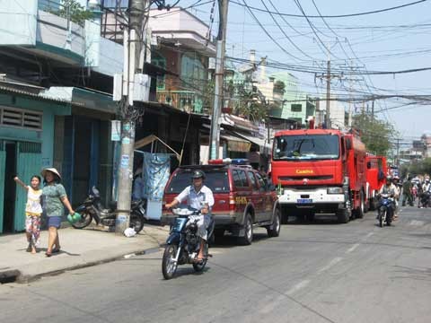 TP.HCM: Nhà kho chùa Sùng Đức - Q.11 cháy lớn ảnh 1 TP.HCM: Nhà kho chùa Sùng Đức - Q.11 cháy lớn ảnh 1