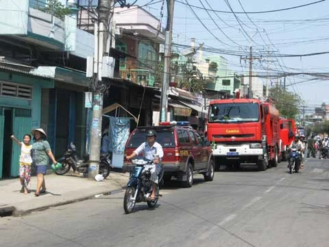 TP.HCM: Nhà kho chùa Sùng Đức - Q.11 cháy lớn ảnh 1
