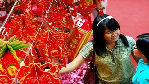 Khách hàng chọn đồ trang trí Tết tại một siêu thị lớn ở Jakarta, ảnh chụp hôm 8/2 của Xinhua