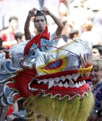 Một người đàn ông cố chụp hình đầu rồng. Có khoảng 200.000 người gốc Trung Quốc đang sống ở Brazil. (Ảnh Reuters)