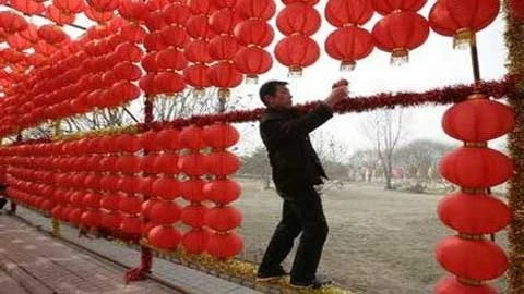 Gắn đèn đón Tết sắp tới tại Taiyuan, tỉnh Sơn Tây Trung Quốc. Ảnh do Reuters chụp hôm 8/2.
