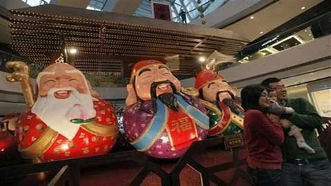 Chụp ảnh cùng những bức tượng trang trí tại một siêu thị ở Hongkong. Ảnh do phóng viên AP chụp hôm 7/2