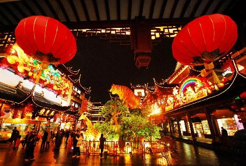 Photo taken on Feb. 7, 2010 shows the exquisite large festooned lantern of Shengxiao Tiger in trial lighting, during the trial illumination of the 2010 Shanghai Yuyuan Garden New Spring Folklore Artistic Lanterns Fair in downtown Shanghai, east China.