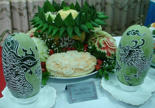 Rồng phụng được khắc trên dưa - Ảnh: T.K.