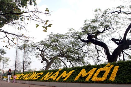 Tiết xuân bên hồ Hoàn Kiếm. Tiết xuân bên hồ Hoàn Kiếm.