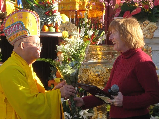 Hoa Kỳ: Hàng nghìn Phật tử Việt kiều chiêm bái Phật ngọc tại Tu viện Pháp Vương ảnh 23 phatngoc12.jpg