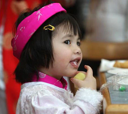 Trẻ em người Việt đón Tết ở nước ngoài ảnh 1