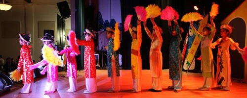 Trẻ em người Việt đón Tết ở nước ngoài ảnh 4