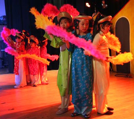 Trẻ em người Việt đón Tết ở nước ngoài ảnh 5