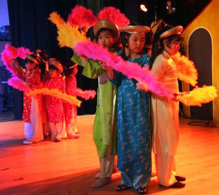 Trẻ em người Việt đón Tết ở nước ngoài ảnh 5