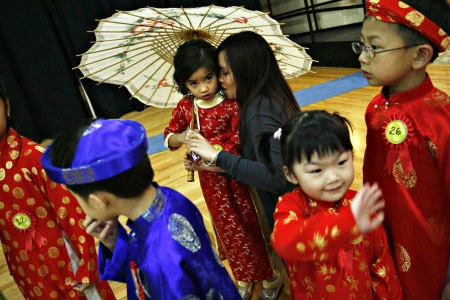 Trẻ em người Việt đón Tết ở nước ngoài ảnh 7