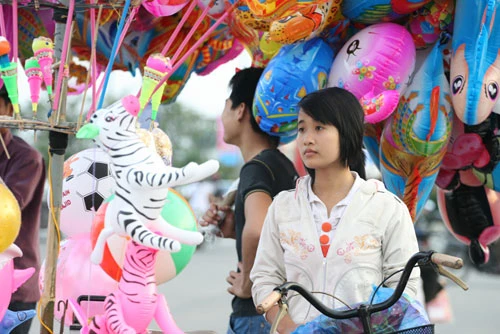 Vào chợ hoa vàng ảnh 6