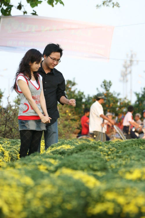 Vào chợ hoa vàng ảnh 2