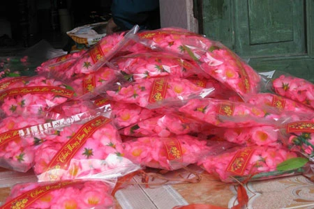 Những cành mai được xếp vào túi nhỏ, giá khoảng 15.000-20.000 đồng.