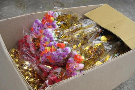 Các loại hoa cúng chuẩn bị được chuyển đi.