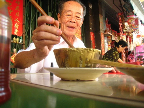 Tuổi cao mắt kém, cụ Ký không chắc năm sau có thể viết câu đối ngày xuân - Ảnh: Quang Thái