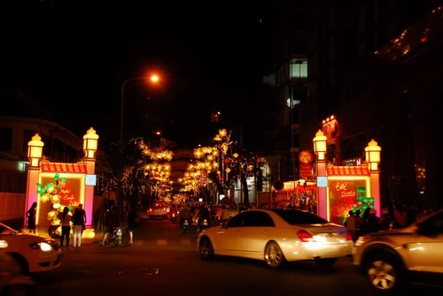 Cổng chào đầu đường Đồng Khởi (Q.1) với những hộp đèn đầy sắc tết của mai vàng, bánh chưng xanh, dưa hấu đỏ