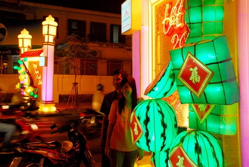 Cổng chào đầu đường Đồng Khởi (Q.1) với những hộp đèn đầy sắc tết của mai vàng, bánh chưng xanh, dưa hấu đỏ