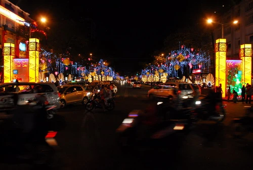 Đường Lê Lợi (Q.1) trang hoàng hàng trăm lồng đèn lớn nhỏ, kiểu dáng khác nhau