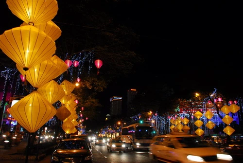 Đường Lê Lợi (Q.1) trang hoàng hàng trăm lồng đèn lớn nhỏ, kiểu dáng khác nhau