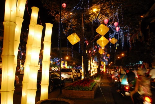 Đường Lê Lợi (Q.1) trang hoàng hàng trăm lồng đèn lớn nhỏ, kiểu dáng khác nhau