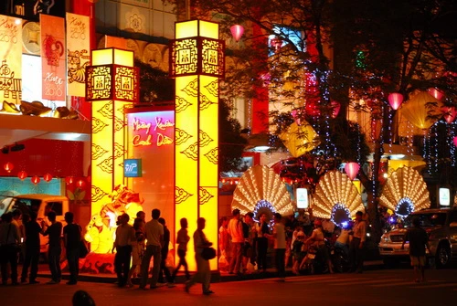 Đường Lê Lợi (Q.1) trang hoàng hàng trăm lồng đèn lớn nhỏ, kiểu dáng khác nhau