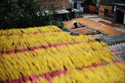 Vào ngày nắng, nhang được phơi khắp nơi trong làng