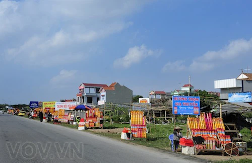 Hàng chục lán hàng bán, giới thiệu nhang ở hai bên đường