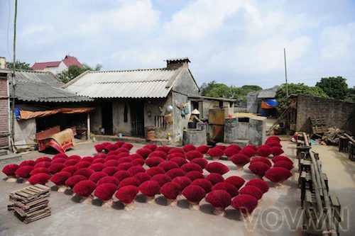 Chân nhang được nhuộm đỏ và phơi trông thật hút mắt